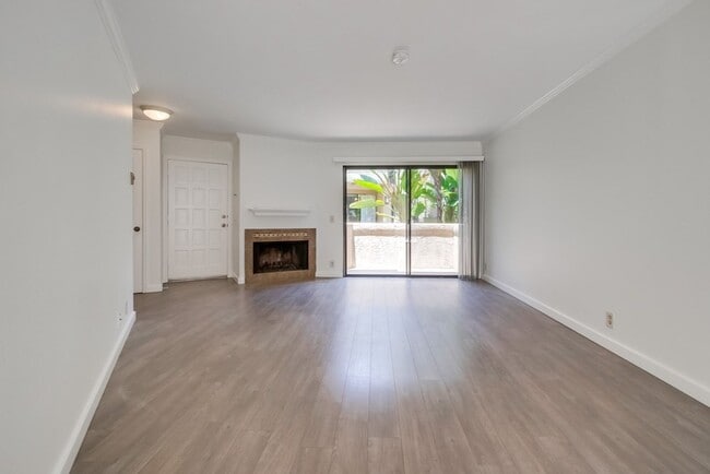 Building Photo - Spacious La Jolla Townhome in Desirable Wo...