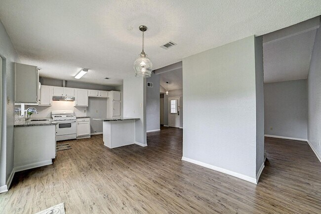 Building Photo - 2615 Lively Ln
