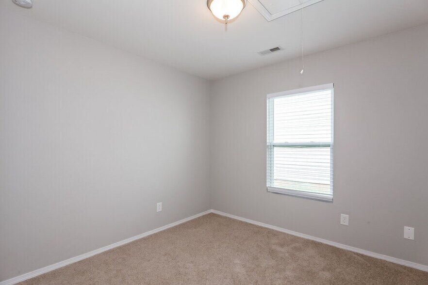 Building Photo - 2434 Buckleigh Dr