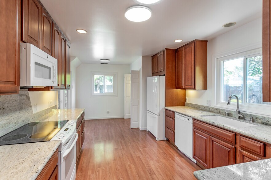 Kitchen - 940 Sequoia Ave