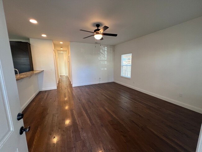Building Photo - 3 Bed / 2 Bath | North Oak Park Home Avail...