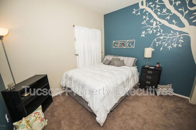 Building Photo - 12700 N Rodeo Land