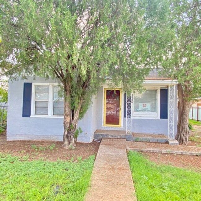 Building Photo - $0 First Month's Rent / $0 Deposit at Move-in