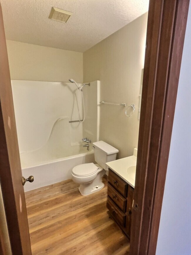 Building Photo - 1113 Hickory Dr