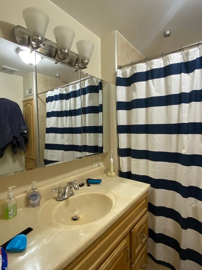 Building Photo - 3441 N Ridgeway Ave