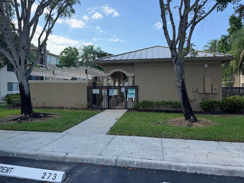 Building Photo - 1500 Crestwood Ct S