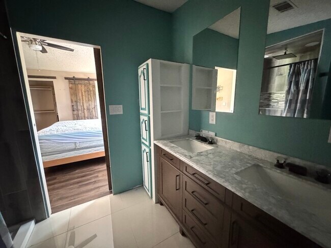 Building Photo - 1584 Valiant Dr