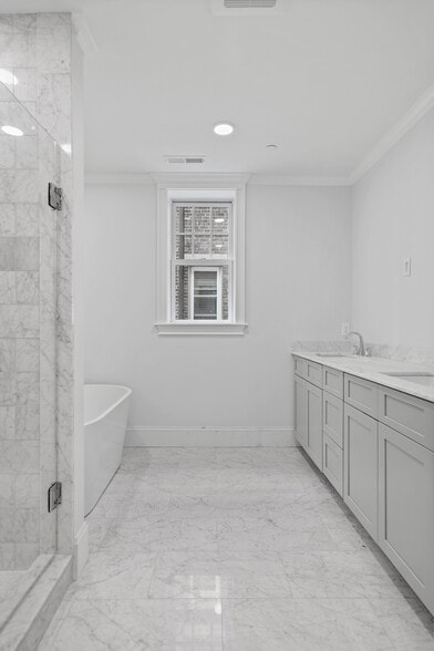 Building Photo - 128 Longwood Ave