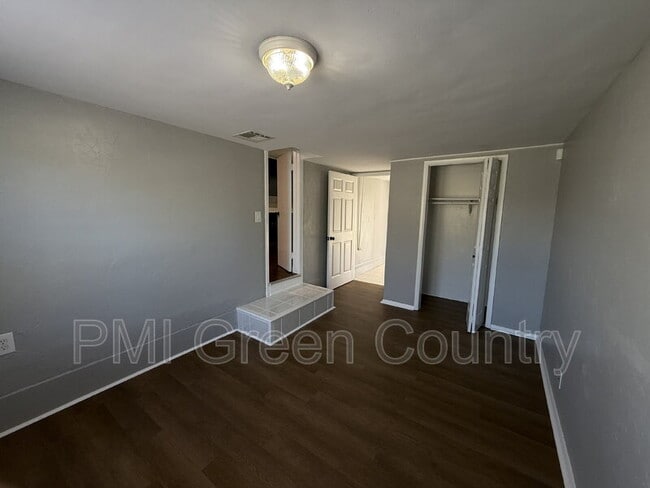 Building Photo - 9108 E Marshall St