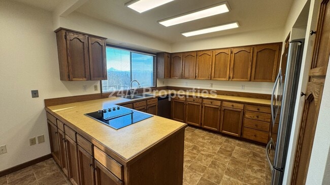 Building Photo - 3 BD I 3.5 BA Home - Separate Living Areas