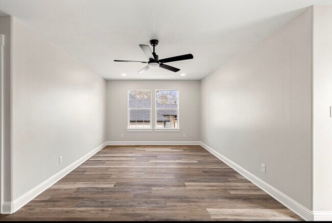 Building Photo - 524 Burk St