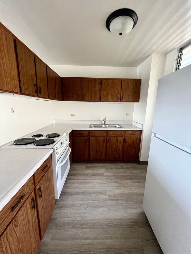 Building Photo - 1 Bedroom at Likini West* Parking * New Fl...