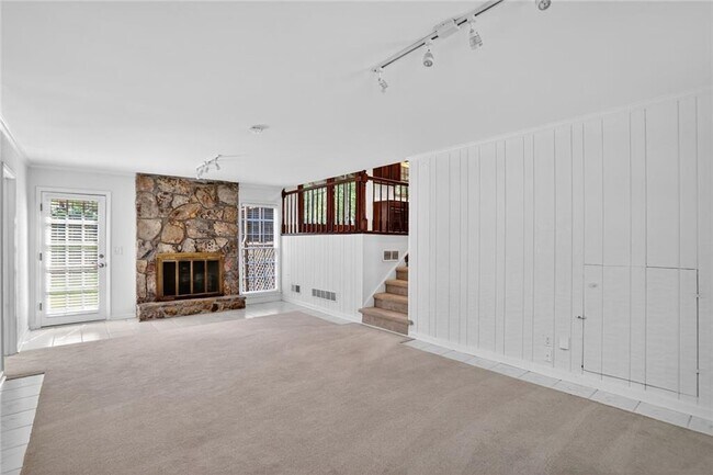 Building Photo - 447 Cove Dr NE