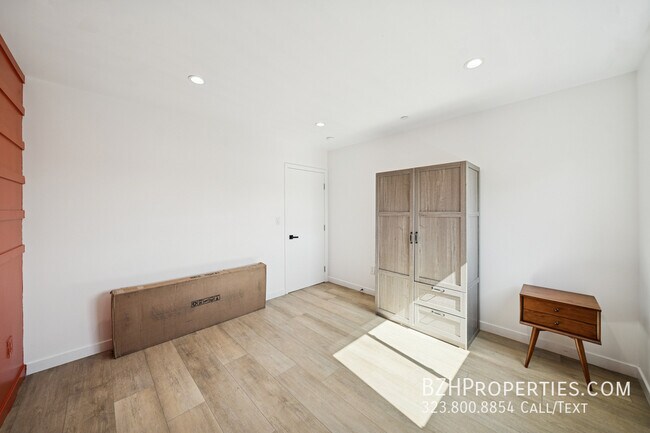 Building Photo - 837 N Harvard Blvd