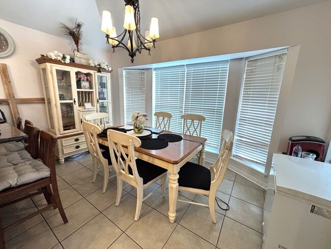 Building Photo - 4 BEDROOM ONLY 7 MILES FROM BARKSDALE AIR FORCE BASE