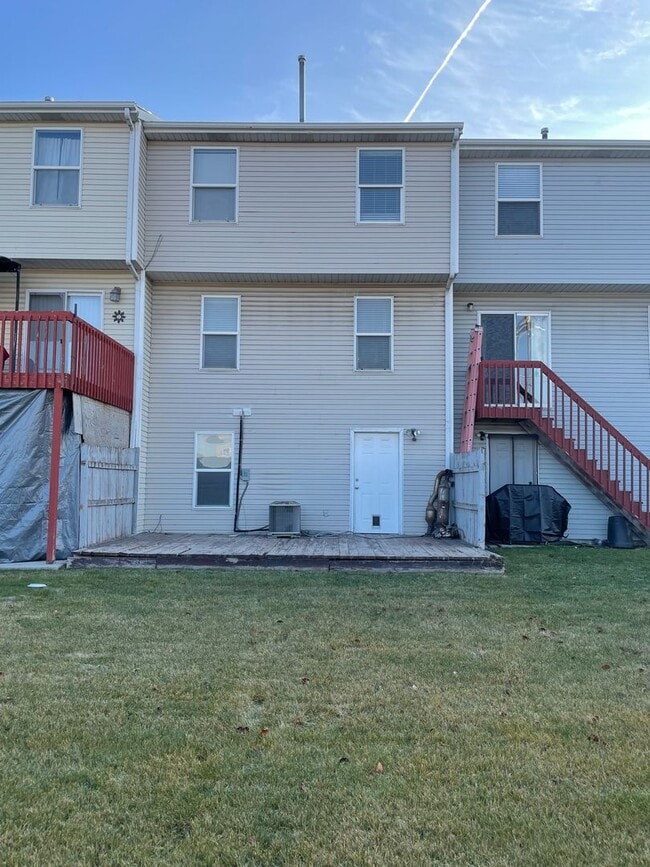 Building Photo - BEAUIFUL TOWNHOME!!!