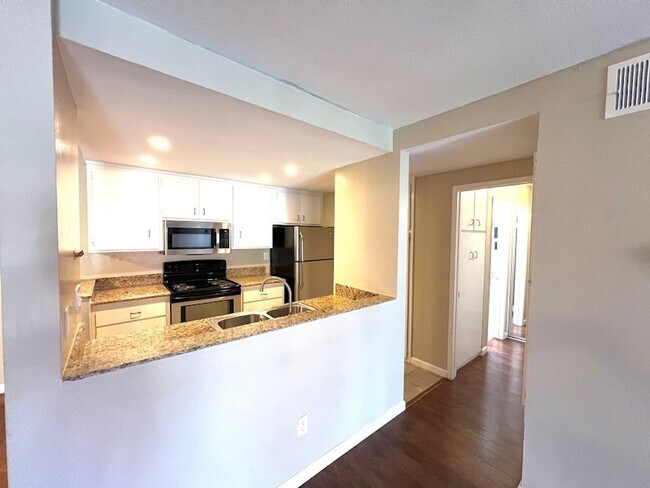 Building Photo - Desirable Mission Plaza Updated 1 Bedroom ...
