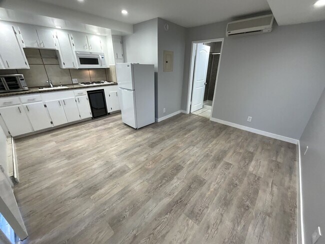 Building Photo - Studio Apartment -Open House  Tuesday the 17th at 5pm