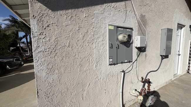 Building Photo - 907 Herbine St