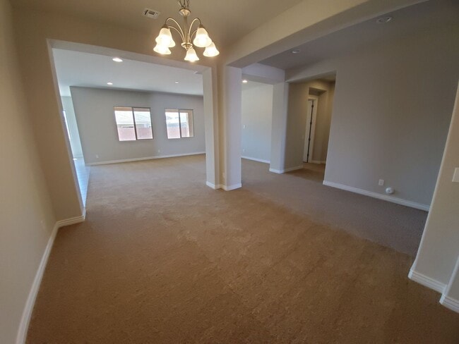 Building Photo - 5 Bedroom - Large Newer Build - Great Location