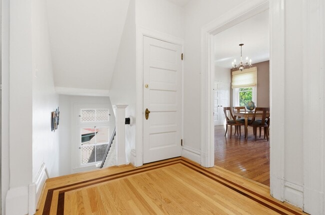 Building Photo - Stunning 5 Bedroom 2.5 Bathroom Home in Squirrel Hill