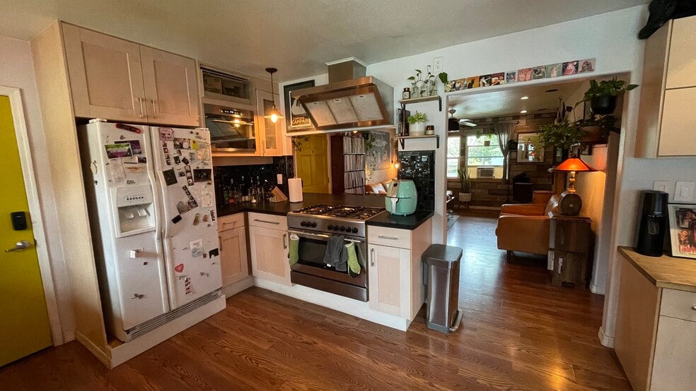 Huge kitchen - 5823 Bowcroft St