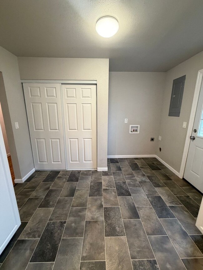 Building Photo - Cozy Home!!