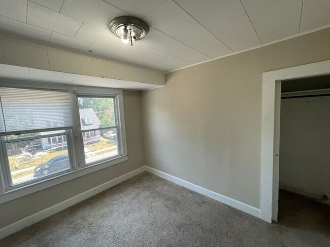 Building Photo - 4 bedroom 2 bath house