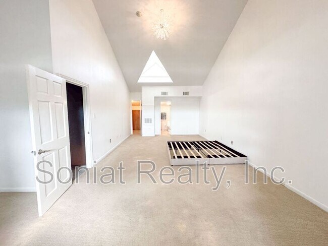 Building Photo - 7300 Lakeshore Dr