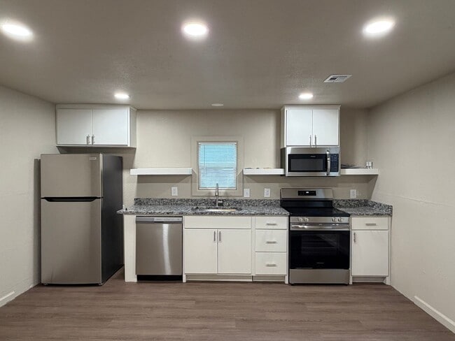 Building Photo - 712 Coyne Ave