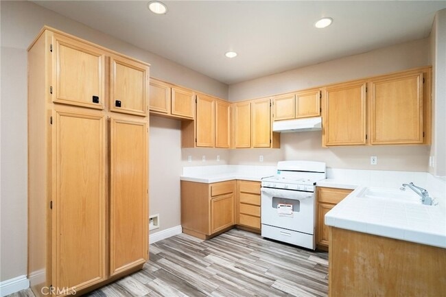 Building Photo - 12833 Biscayne Ave