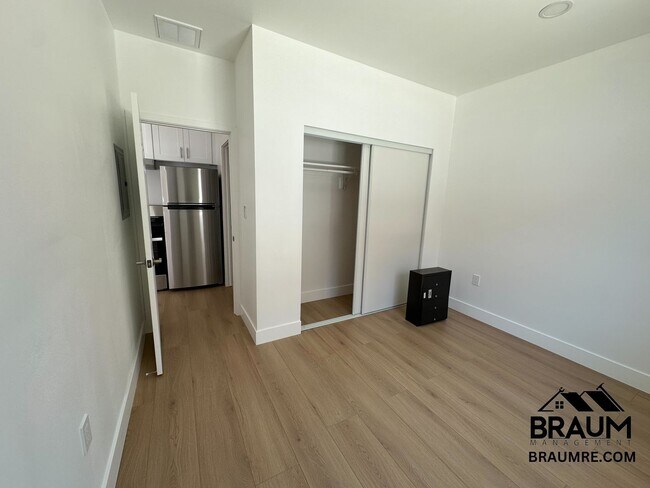 Building Photo - 1109 La Peer Dr