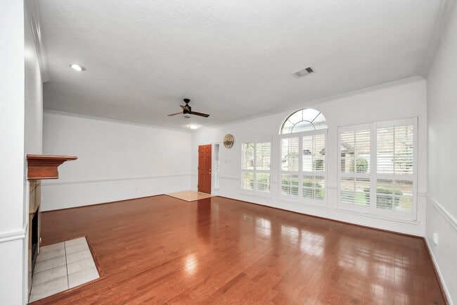 Building Photo - 2204 Gemini St