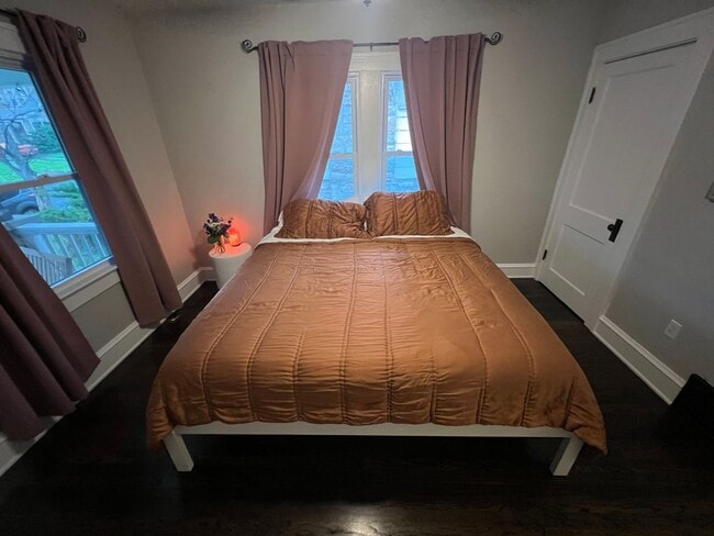 Building Photo - {4331} Updated West Plaza Bungalow + Moder...