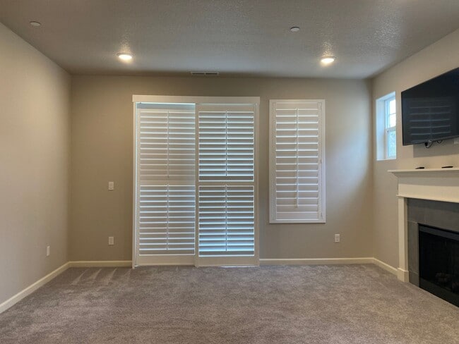 Building Photo - Beautiful Newer Home in Tigard