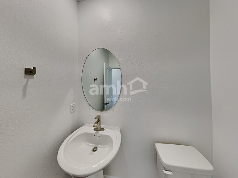 Building Photo - 3376 Blodwen St