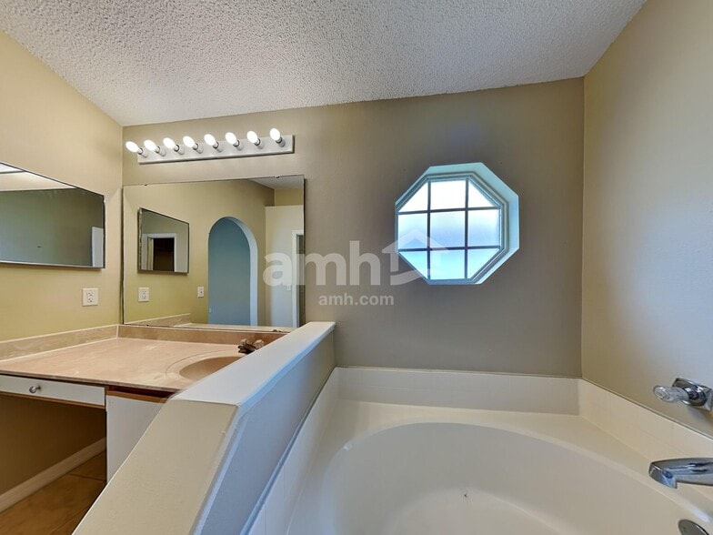 Building Photo - 1718 Westminster Trl