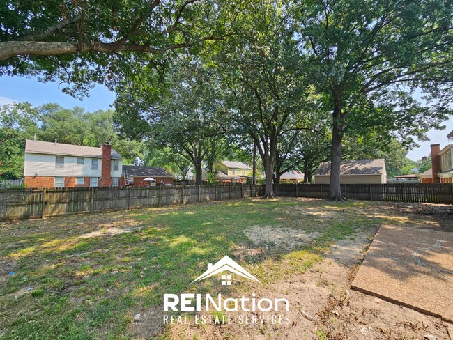 Building Photo - Grand 5BR/3BA East Memphis Estate | 2,603 Sq Ft, Hardwood Floors, Fireplace & Large Yard