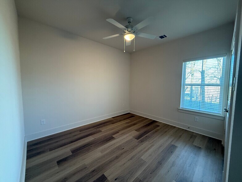 Building Photo - 207 Railroad Ave