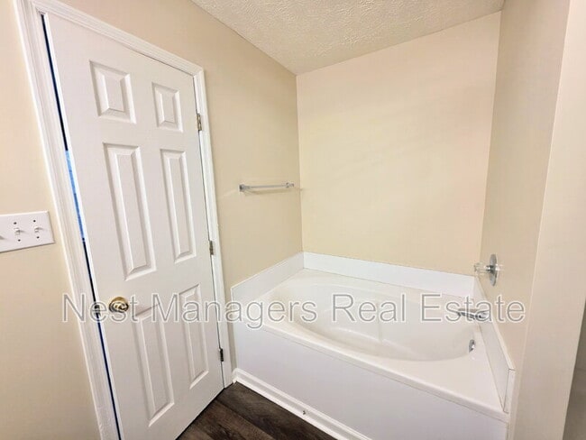 Building Photo - 302 Bubble Creek Ct