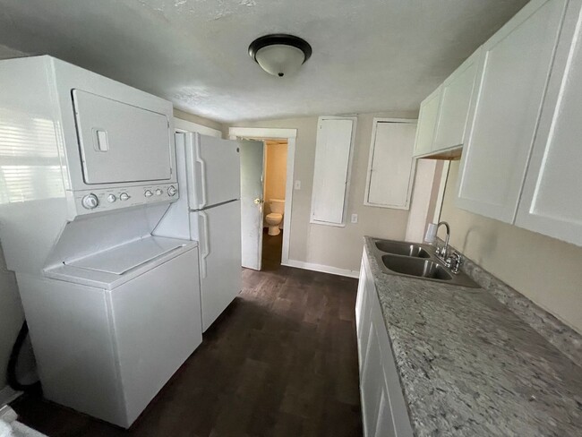 Building Photo - Charming 3-Bedroom Home with Kitchen, Sunr...