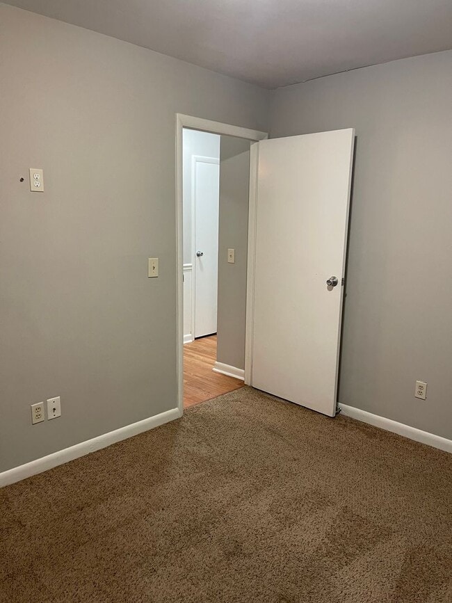 Building Photo - 3 bedroom 2 bath Hermitage duplex