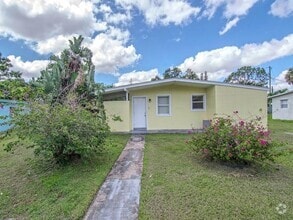 Building Photo - 170 SE Solaz Ave