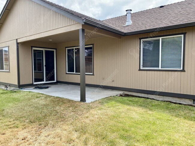 Building Photo - Single-Level home in NE Redmond with fenced backyard!