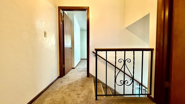 Building Photo - Two Bedroom Townhome with AC, Garage & Ful...