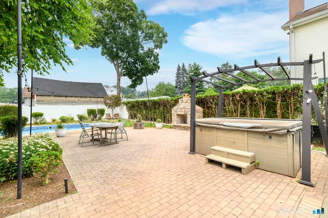 Building Photo - 18 Elm Tree Pl