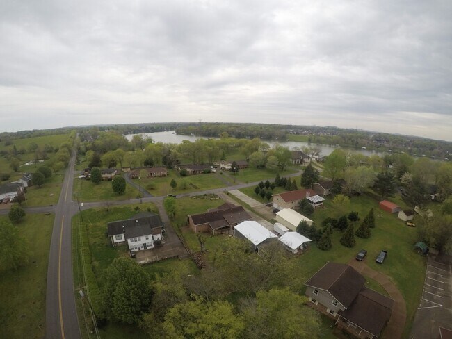 Building Photo - 120 Lake Point Dr