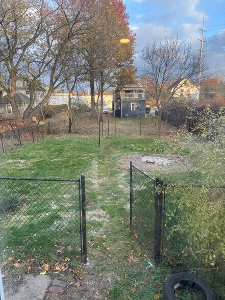 Building Photo - 1061 Raymond St