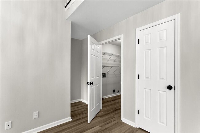 Building Photo - 2580 Waterford Park Dr