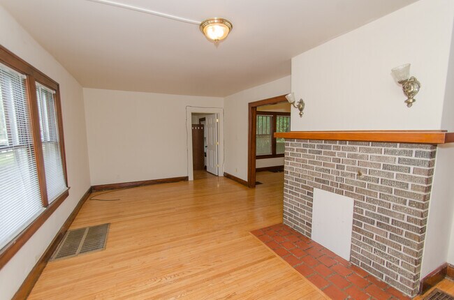 Building Photo - 3 Bedroom, 1.5 bath Home: Available July 2026!